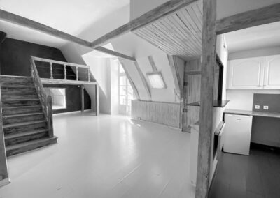 Château – 2 pièces au dernier étage d’un bel immeuble 18ème – 231.000 € fai