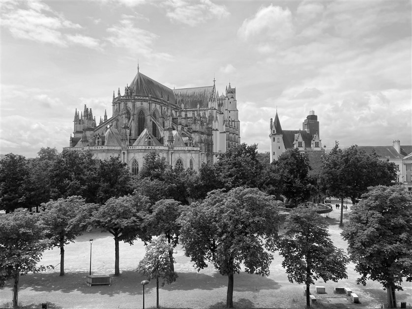 Cathédrale – Appartement familial de caractère avec stationnement – 750.000 € fai