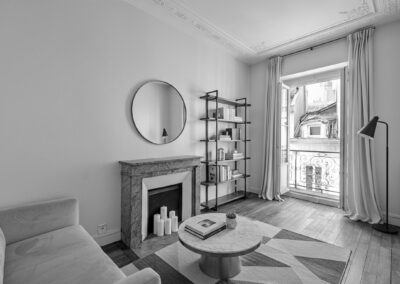 Cathédrale – 2 pièces : parquet, moulures, cheminée – SOUS OFFRE